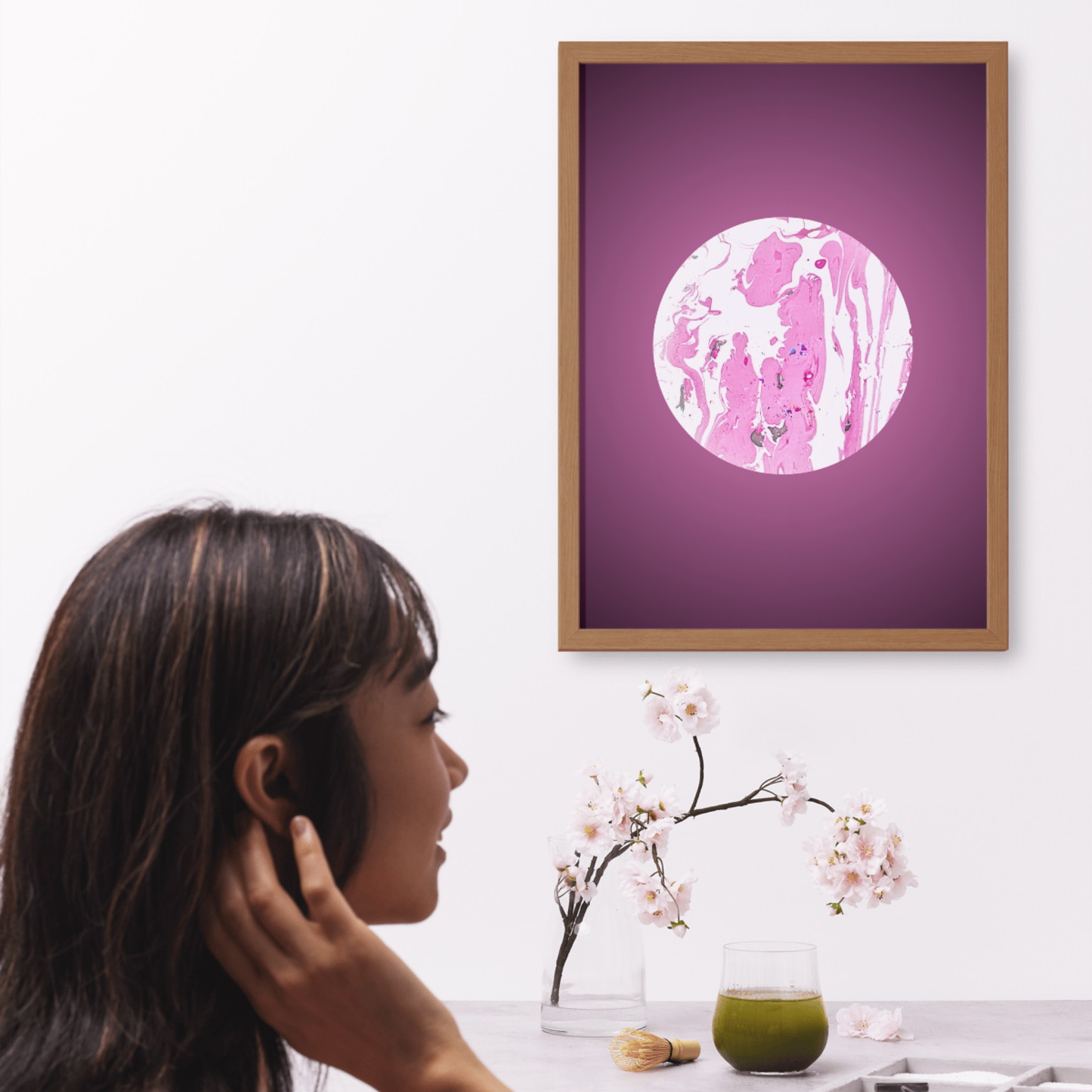 Kunstdruck mit kreisförmigem Marmor-Motiv in Rosa-Violett, an Wand gerahmt