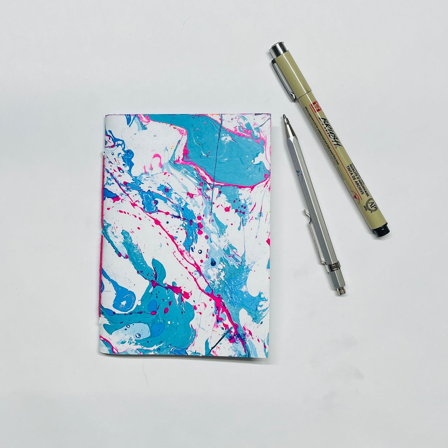 Handgebundenes Notizbuch A6 in denpink,blau und weiss