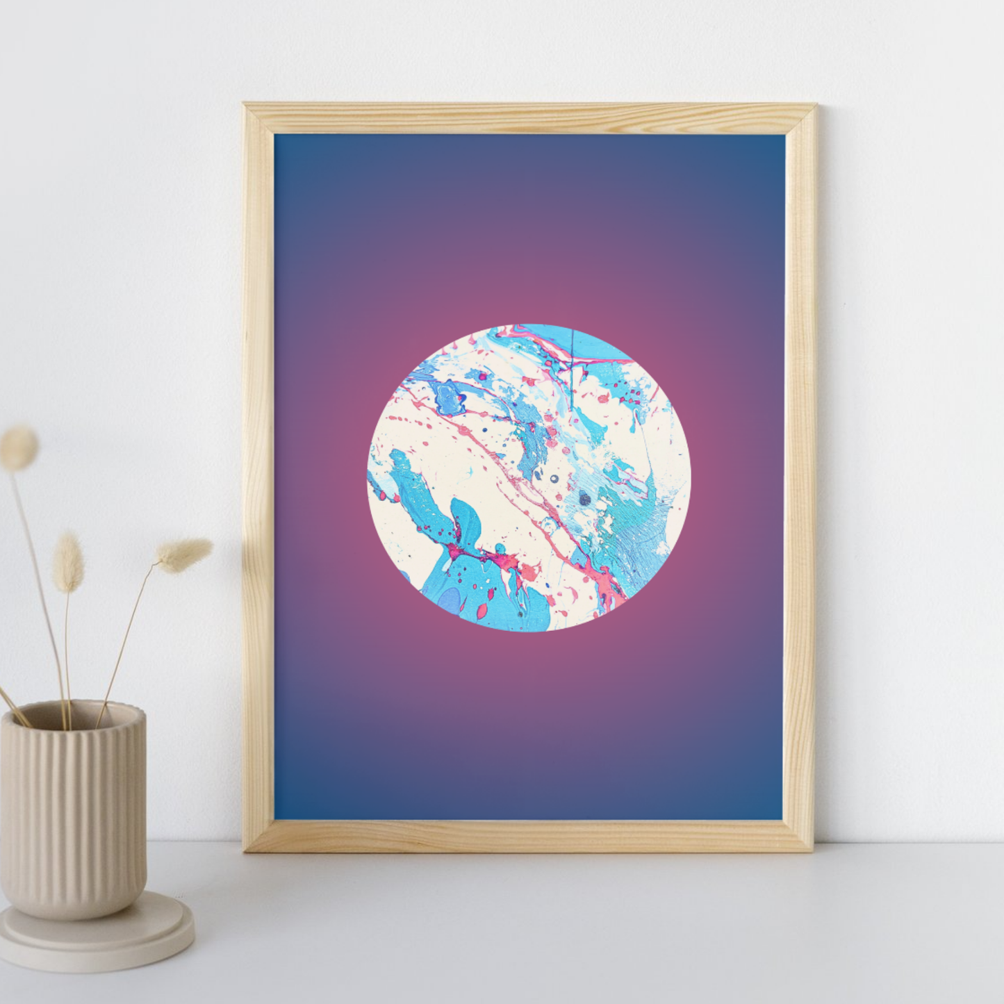 Kunstposter mit kreisförmigem Marmor-Motiv in Blau, neben Schreibutensilien und Rosen