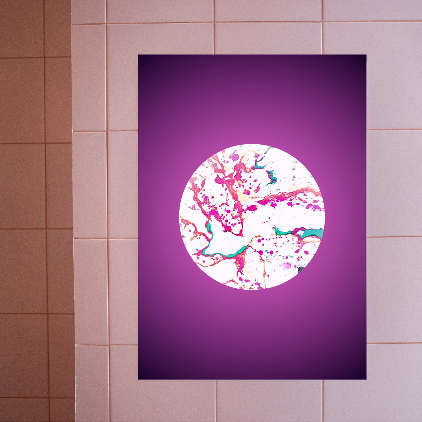 Marmorierter Kunstdruck mit floralem Touch auf kräftigem Violett, modern ungerahmt
