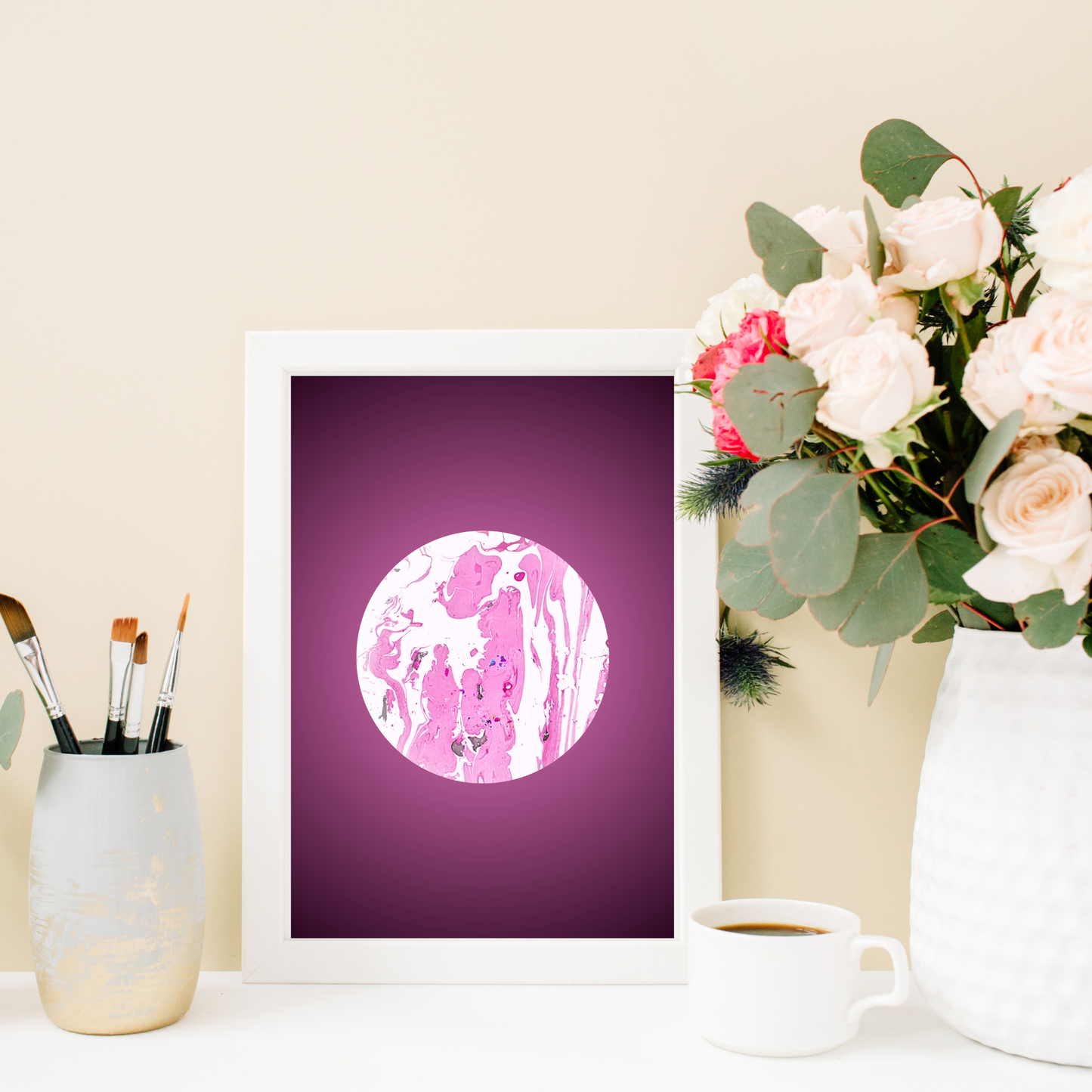 „Vela“-Print mit marmoriertem Kreis in Rosa, dekorativ arrangiert mit Rosen