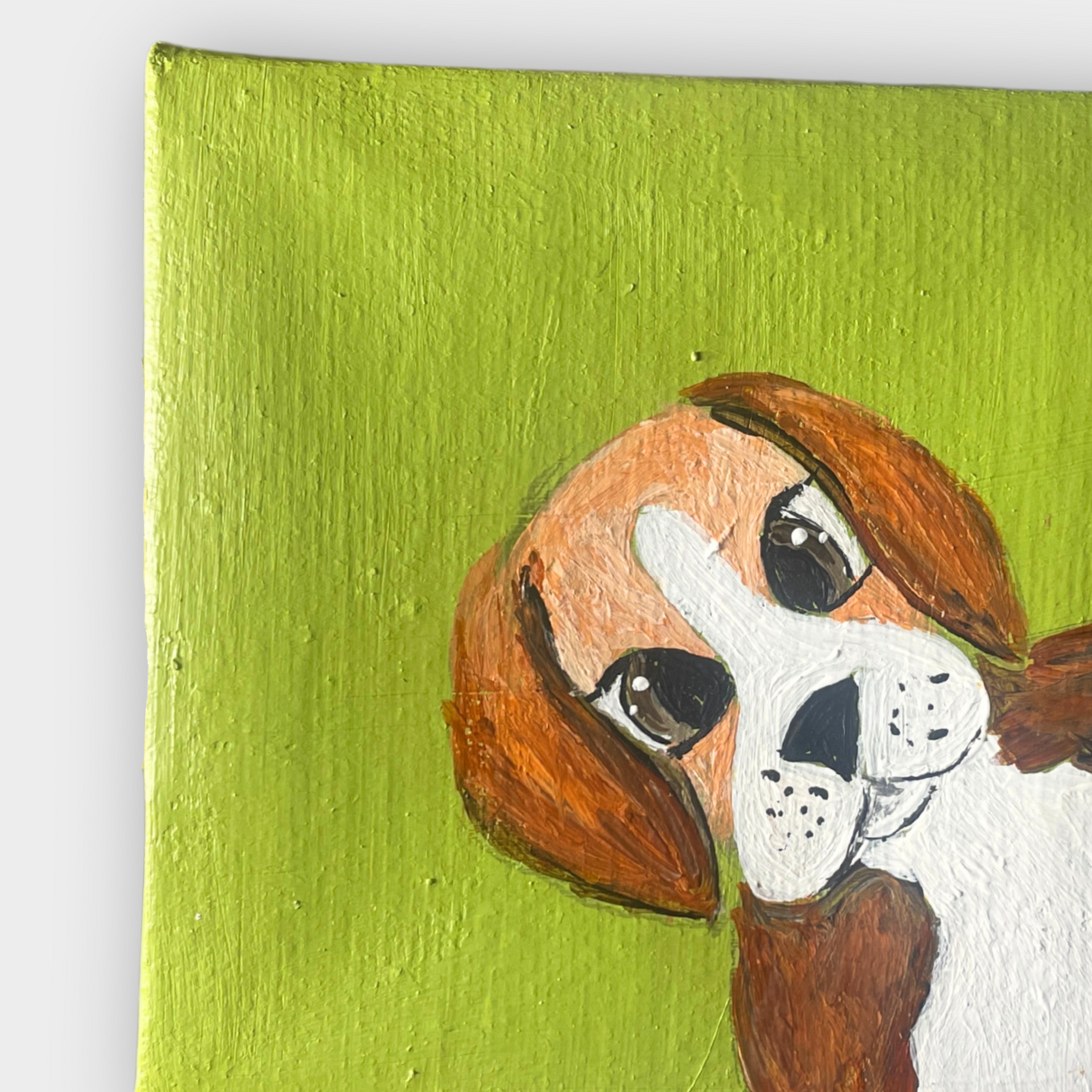 Detailaufnahme des liebevoll gemalten Hundes mit treuem Blick auf Mini Leinwand, grüne Hintergrundfarbe in Acryl.