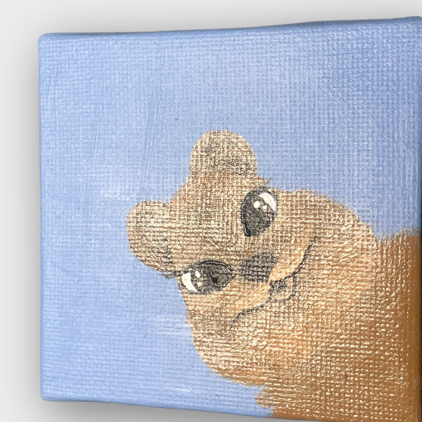Detailansicht der Mini Leinwand mit Quokka-Gesicht – Acrylmalerei auf Leinwand in zarten Farbtönen, Format 7x7 cm.