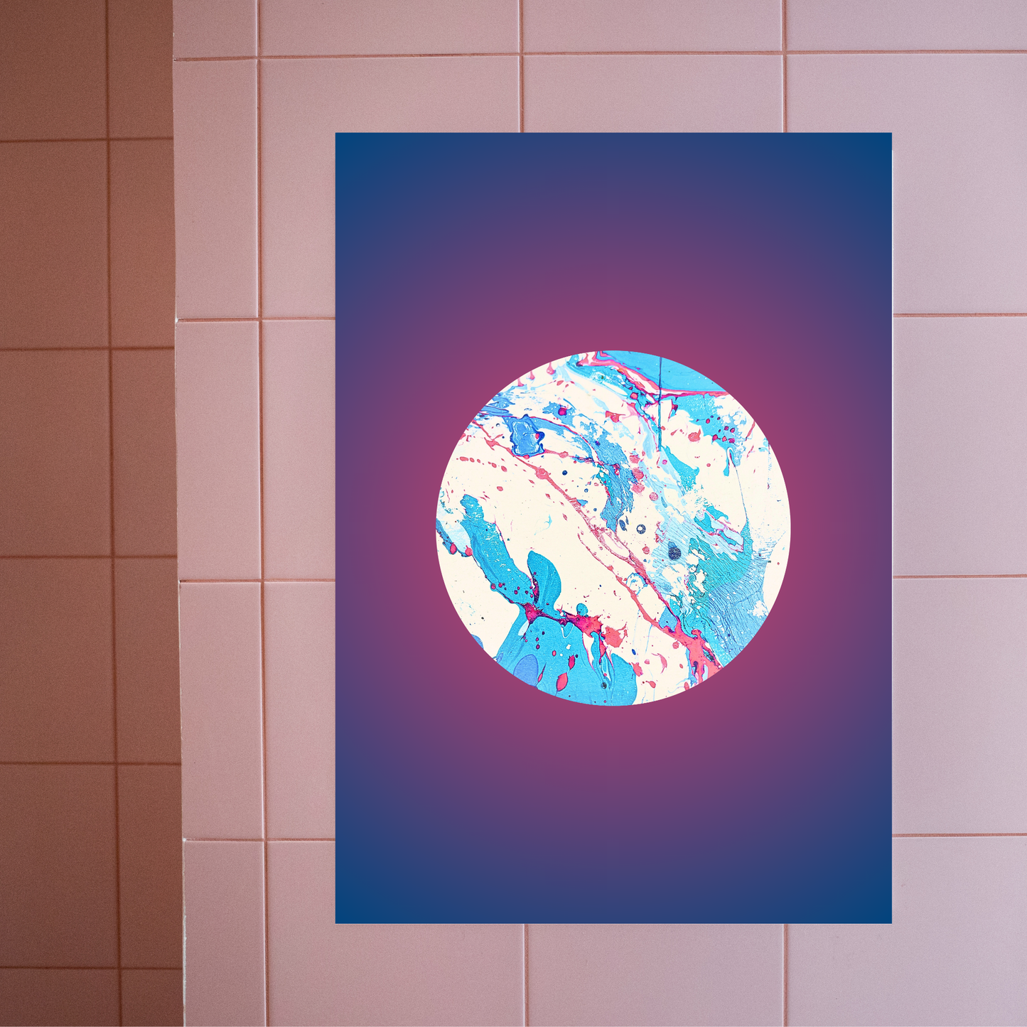Gerahmter „Floe“-Kunstdruck mit blau-violetter Farbwelt, an rosa Fliesenwand