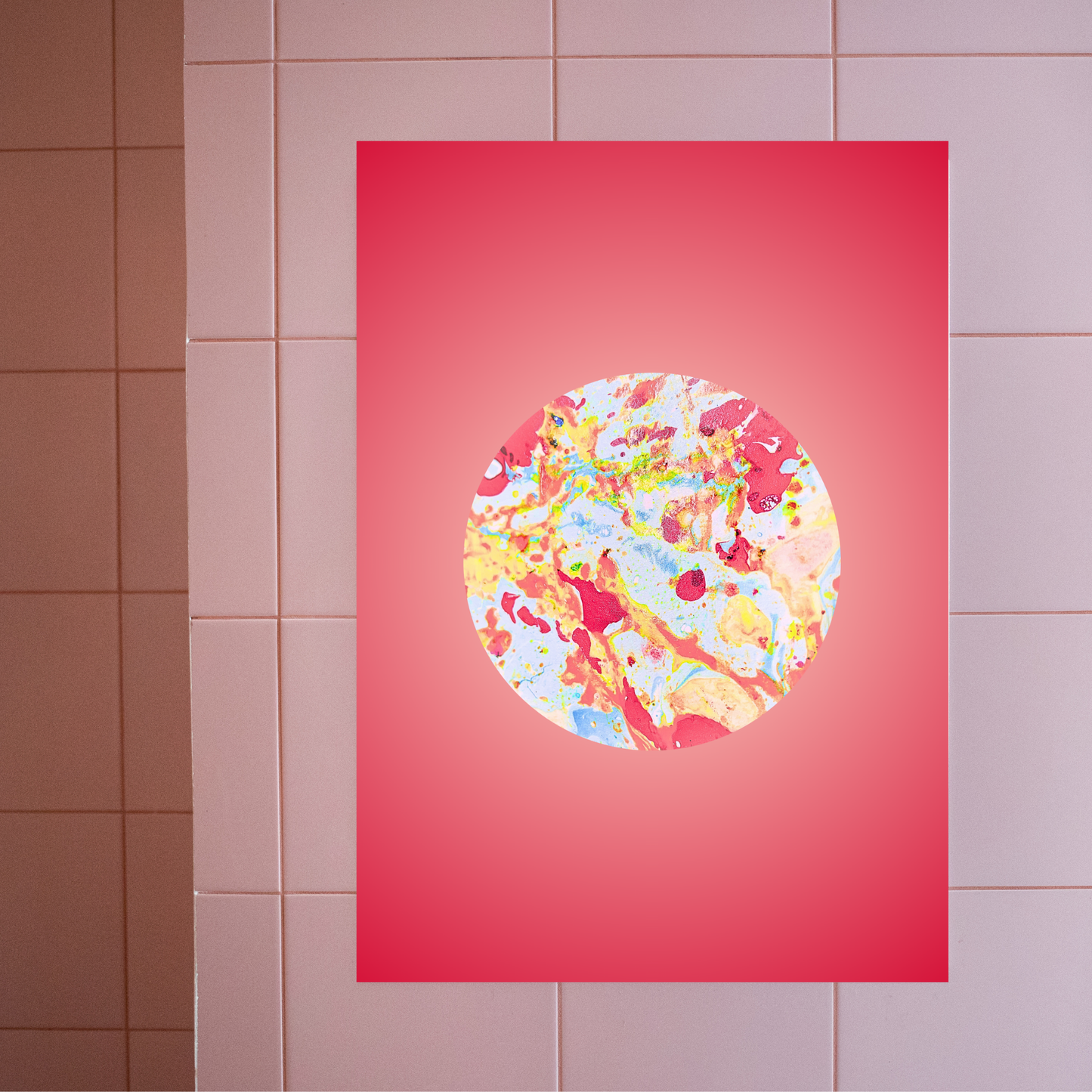 Kunstposter „runder Marmor-Kreis“ auf rotem Hintergrund an rosa Fliesenwand