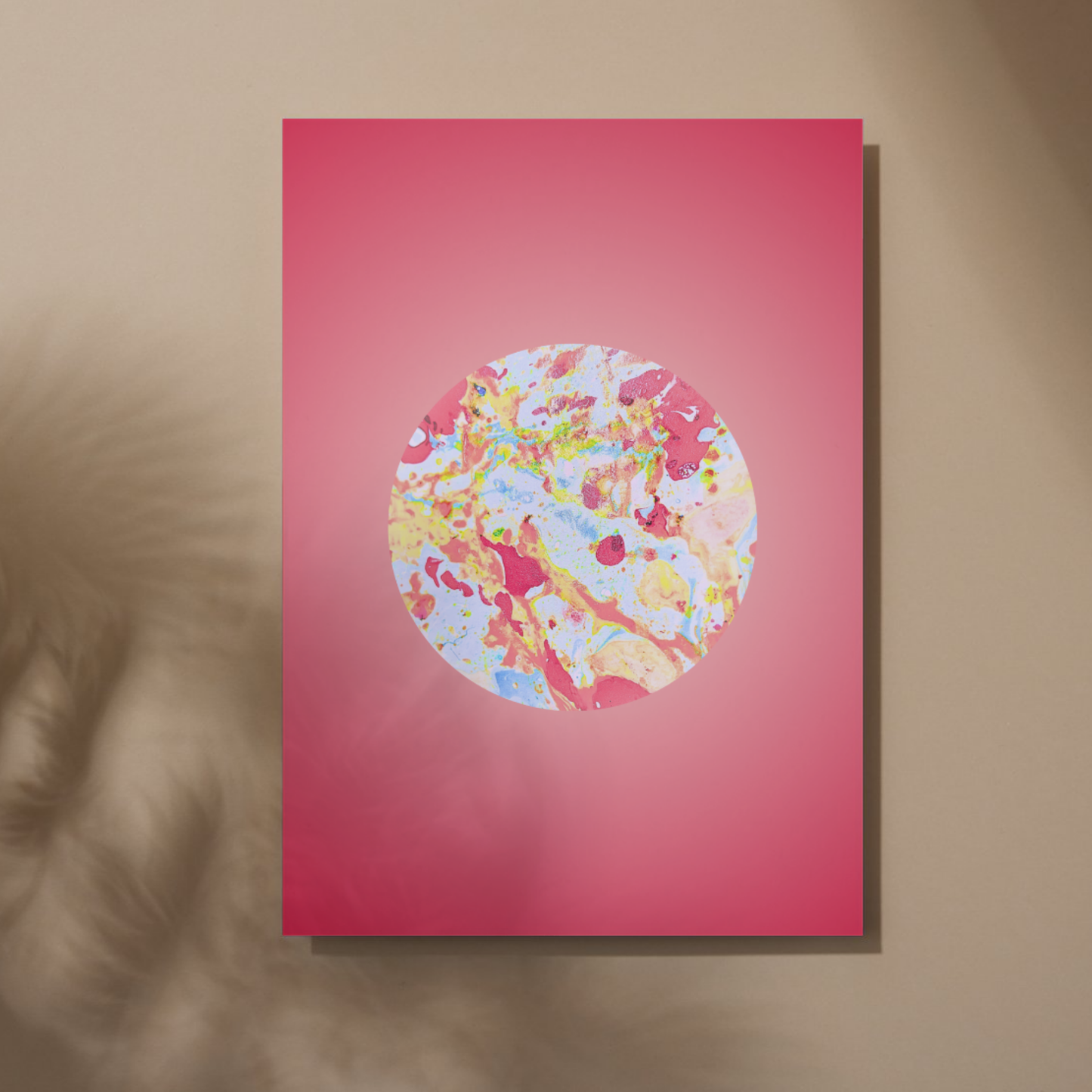 Moderner Fine Art Print mit marmoriertem Kreis auf rotem Farbverlauf, an Wand gelehnt