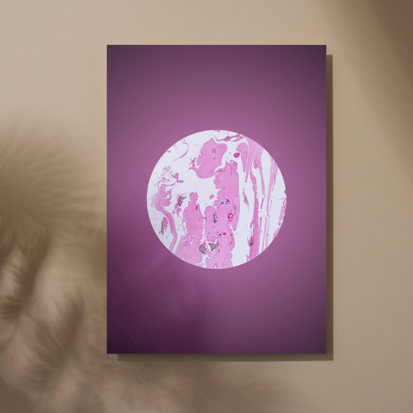 Runde Marmorstruktur in Rosa auf violettem Farbverlauf – Fine Art Print