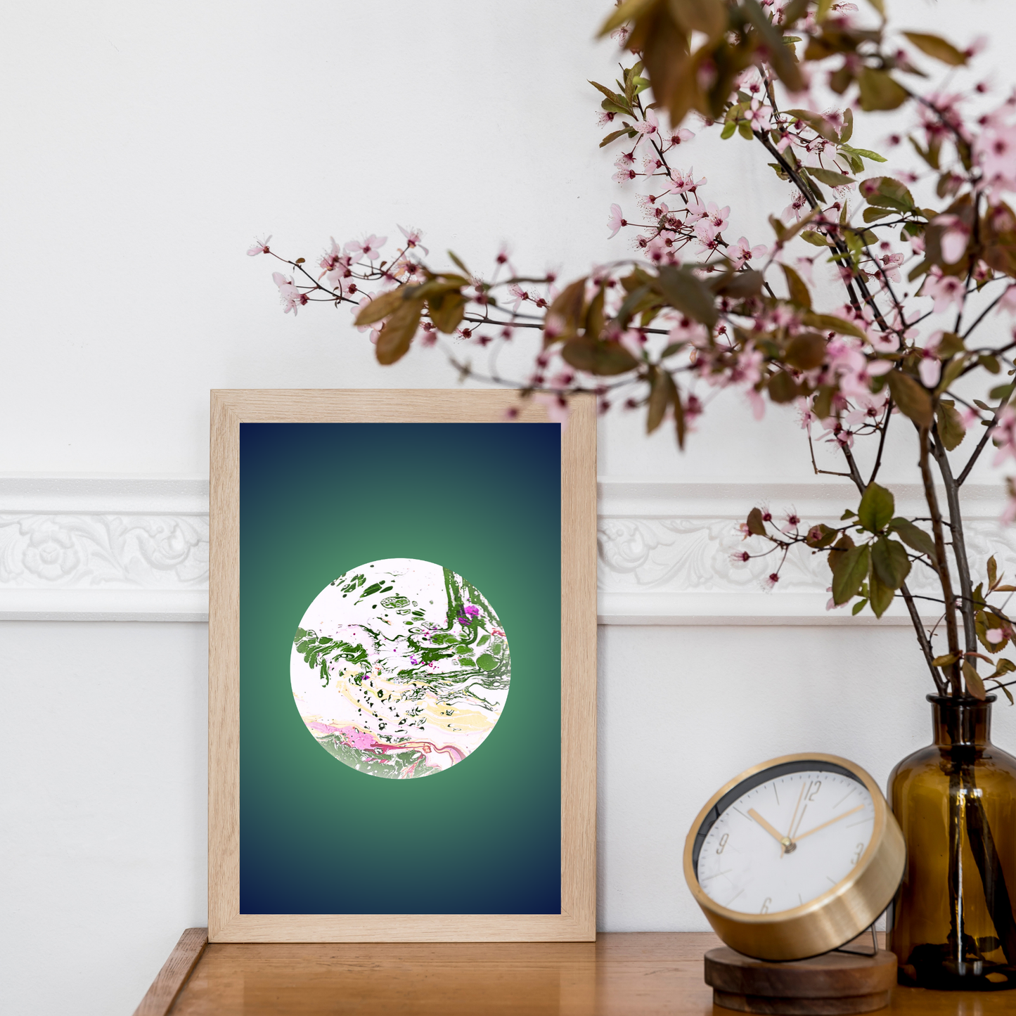 Kunstposter mit Rundmotiv, inspiriert von Natur und Bewegung, eingerahmt mit Blütendeko