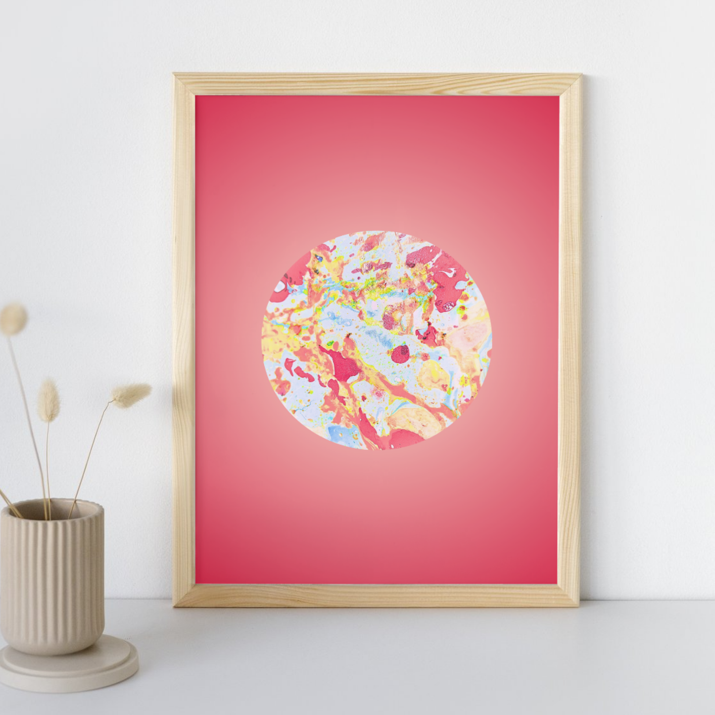 Poster mit marmoriertem Kreisdesign auf rotem Hintergrund, gerahmt in Holzrahmen