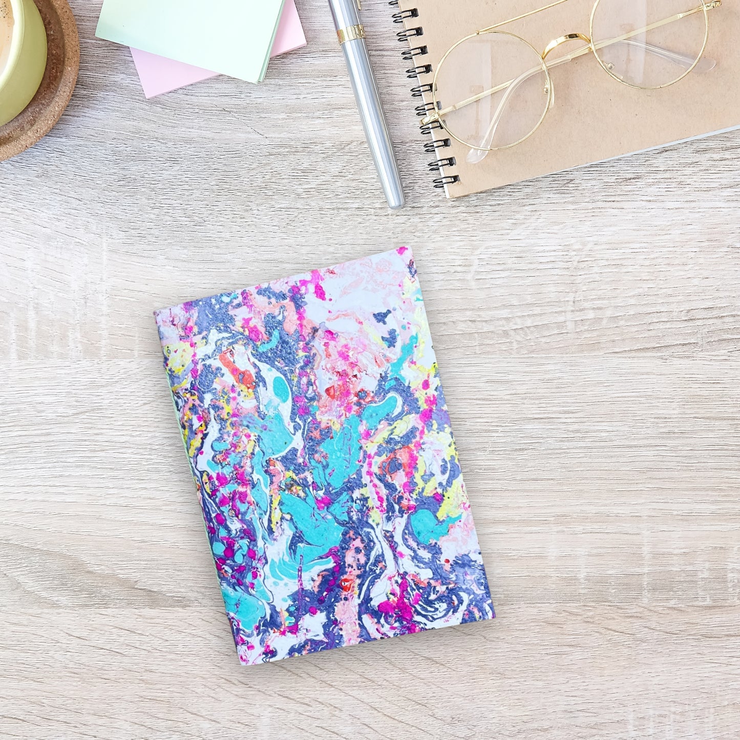 Szene mit Ysra neben Notizblock, Stift, Tastatur und Kaffee – ideal als Bullet Journal.