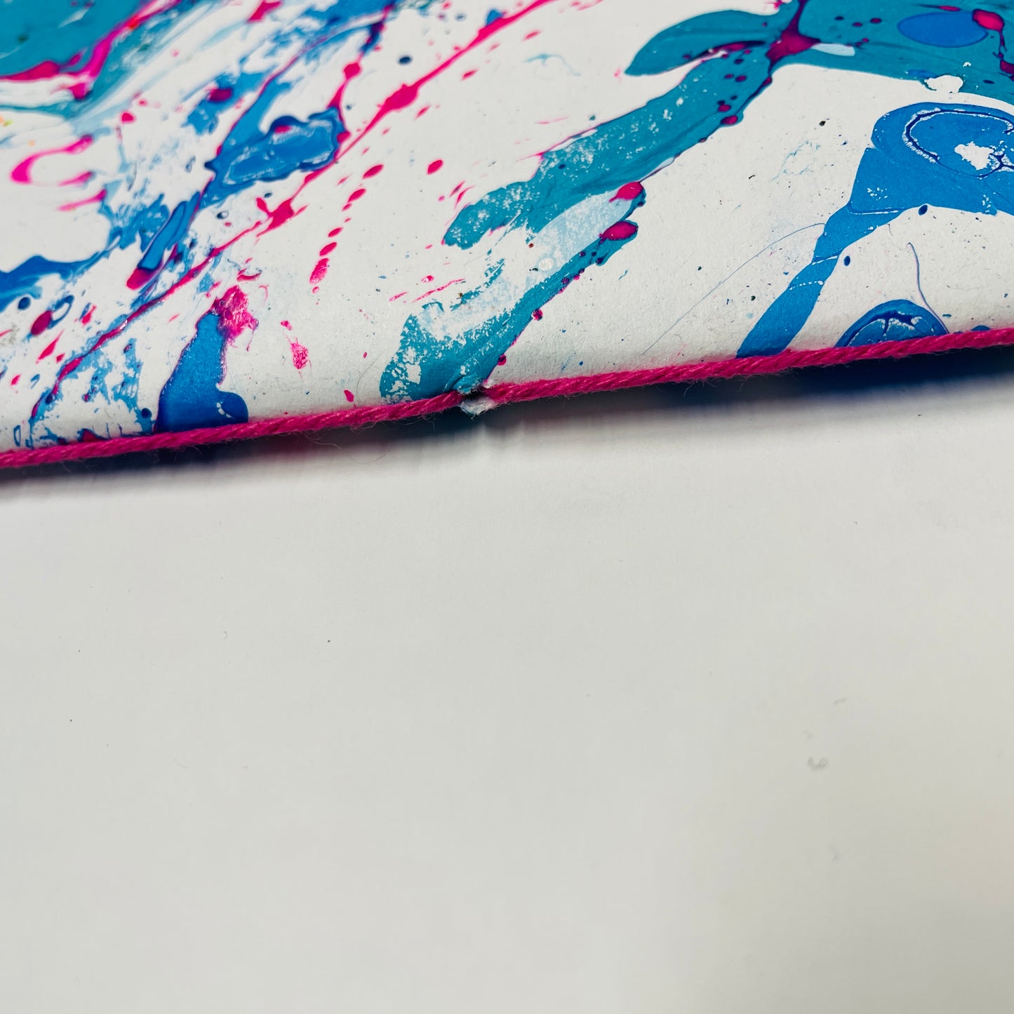 Detailansicht der Bindung handgebundne mit pink