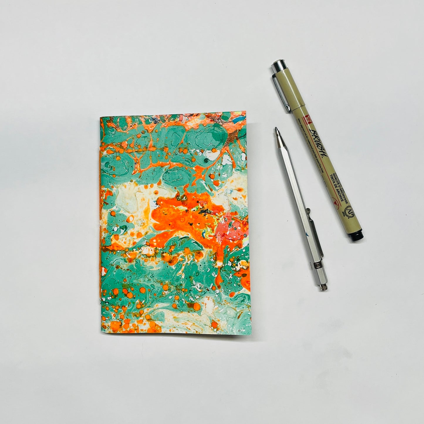 Handgebundenes Notizbuch in A6 mit marmoriertem Cover in grün,orange – kreative Papeterie für Planung & Alltag und o