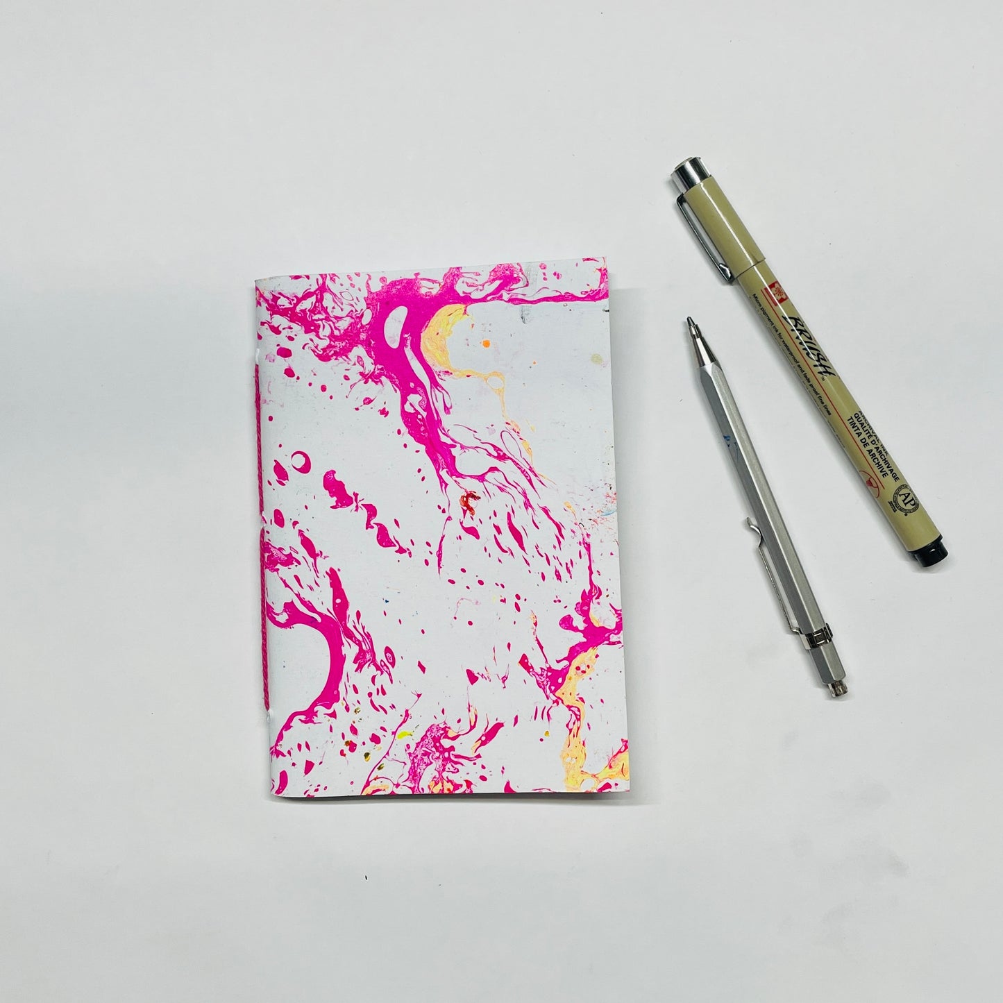 Handgebundenes Notizbuch in A6 mit marmoriertem Cover in weiss,pink– kreative Papeterie für Planung & Alltag