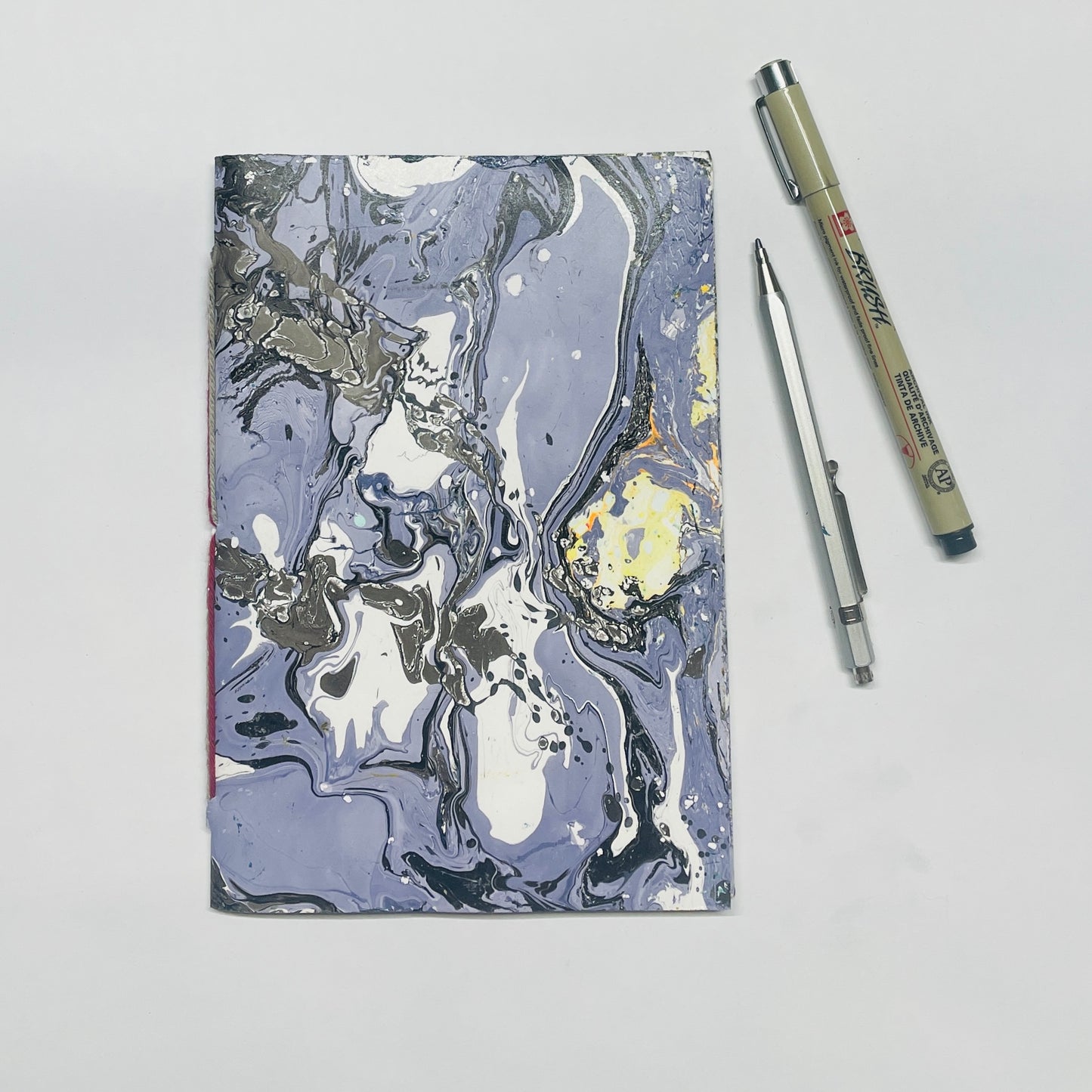 Handgebundenes Notizbuch in B6 mit marmoriertem Cover in lila und schwarz– kreative Papeterie für Planung & Alltag
