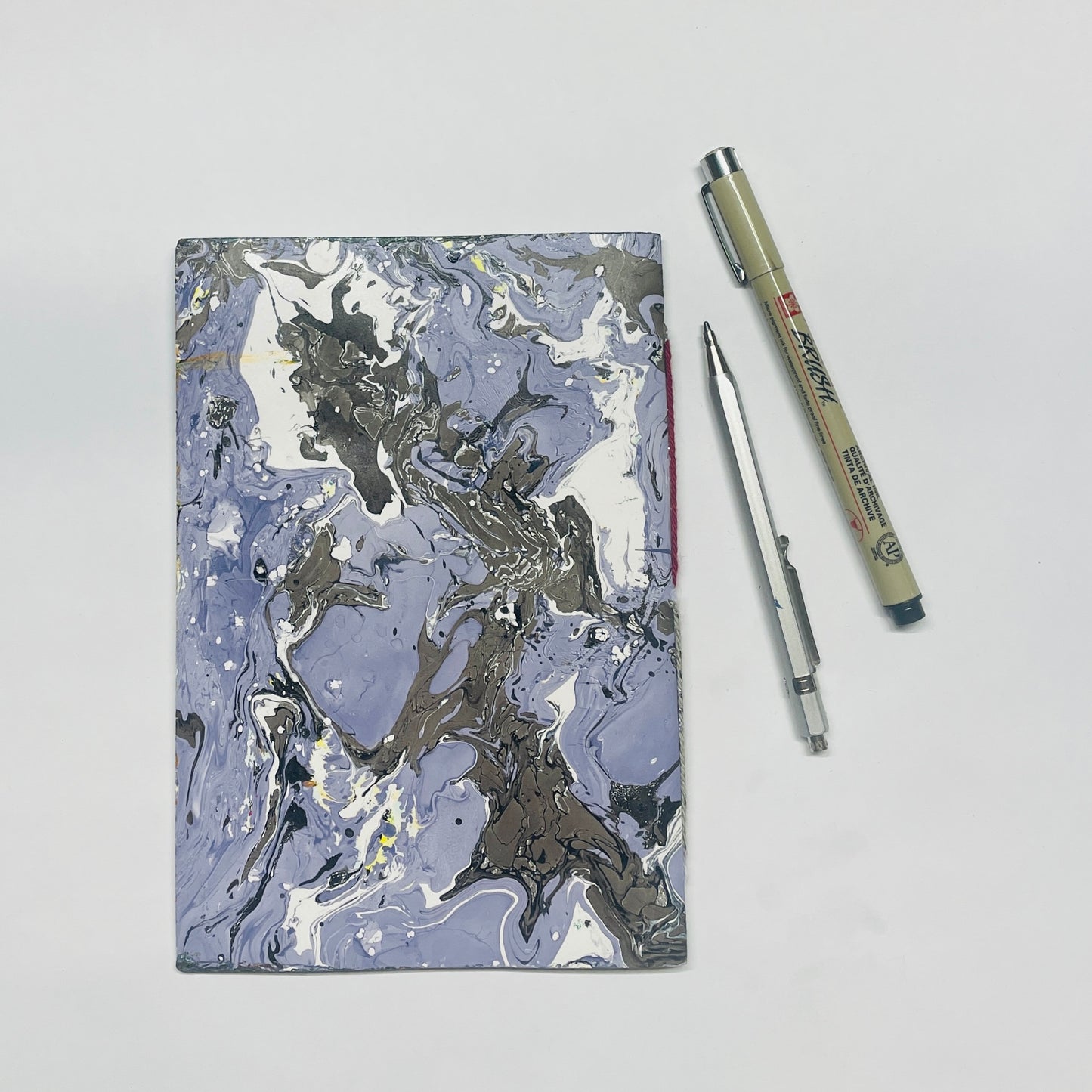 Handgebundenes Notizbuch in B6 mit marmoriertem Cover