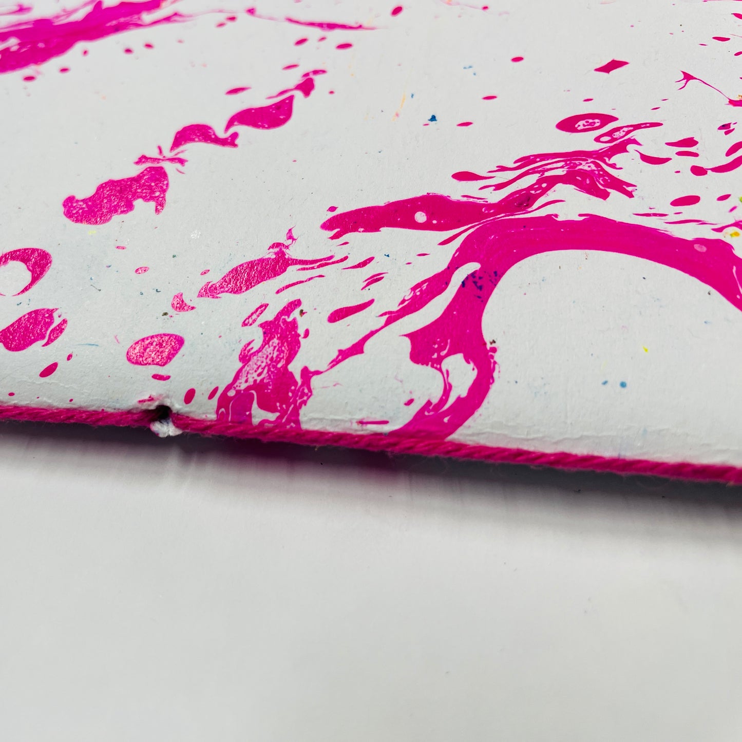Detailansicht der Bindung handgebunden in pink