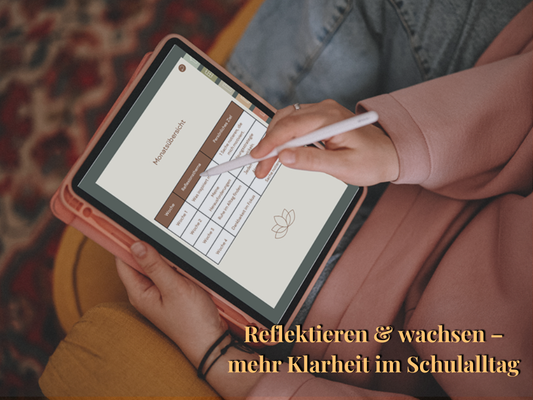 Person hält ein Tablet mit digitalem Unterrichtsplaner und Mini-Journal-Funktion in der Hand – Reflexion und Selbstfürsorge im Lehrer:innen-Alltag mit digitalen Tools.