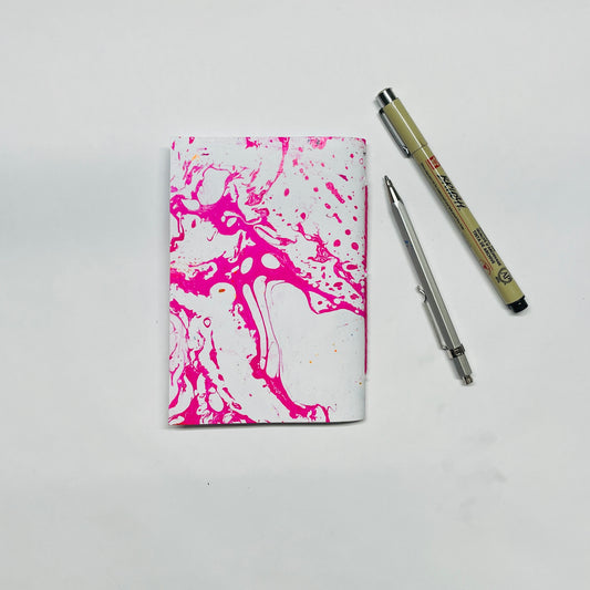 Notizbuch in A6 mit marmoriertem Cover in pinkweiss