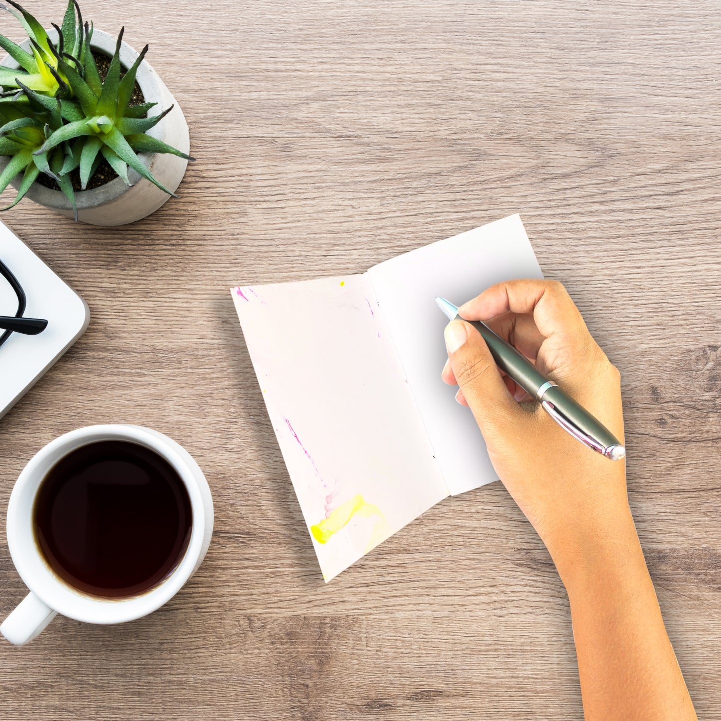 offenes Notizbuch handgemacht mit einer Hand mit stift 