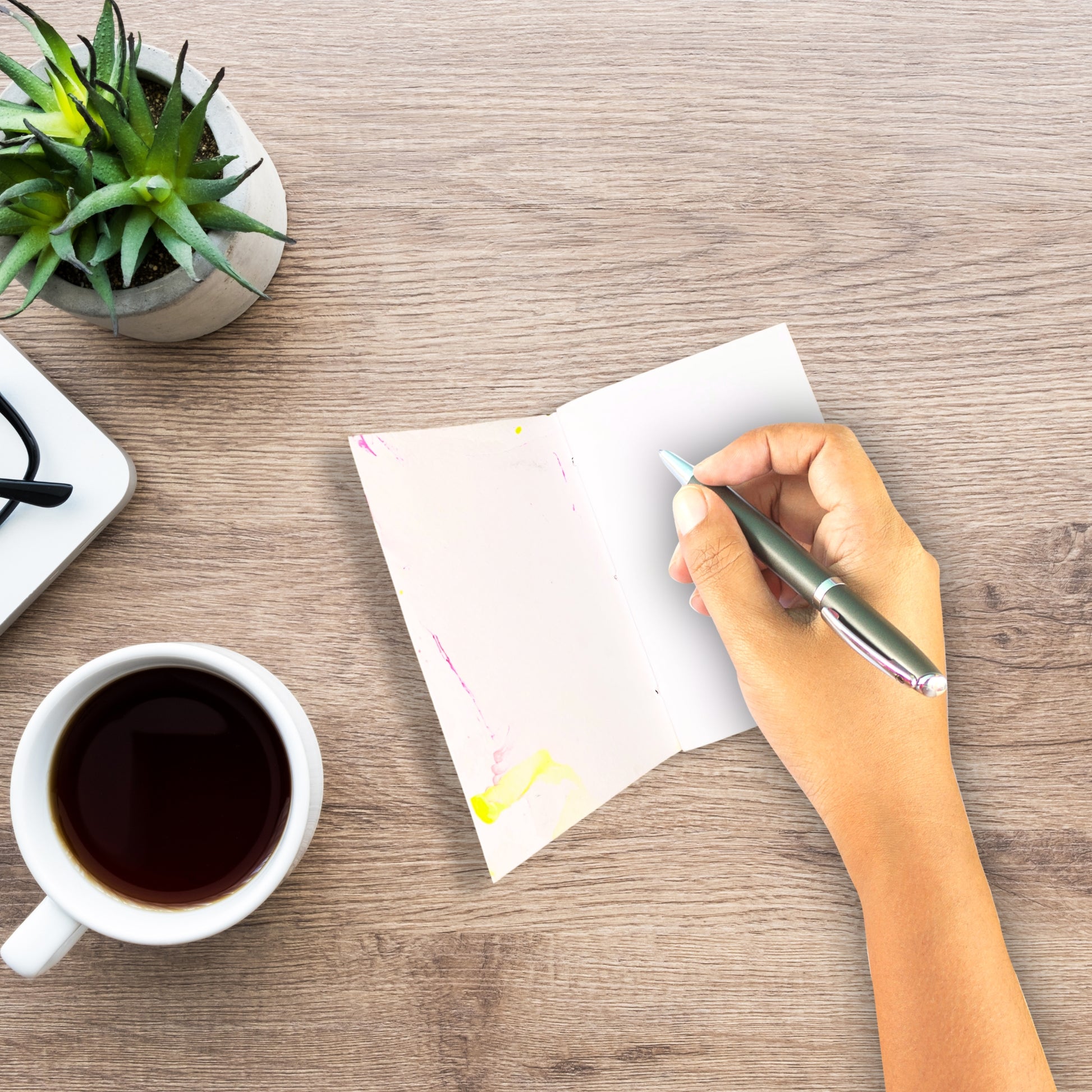 offenes Notizbuch handgemacht mit einer Hand mit stift 