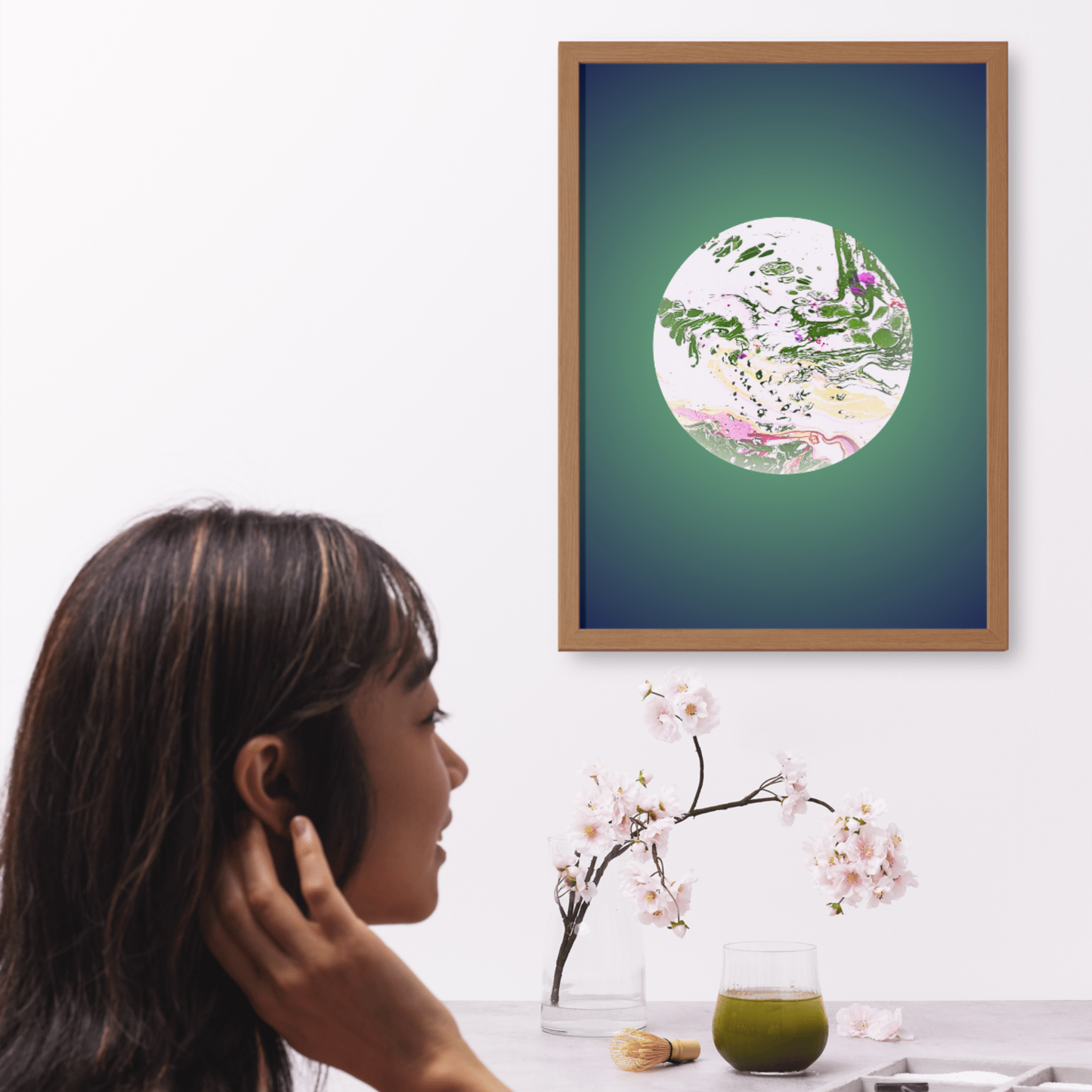 Kunstdruck mit organischem, marmorierten Kreis in Grün und Rosa, elegant gerahmt