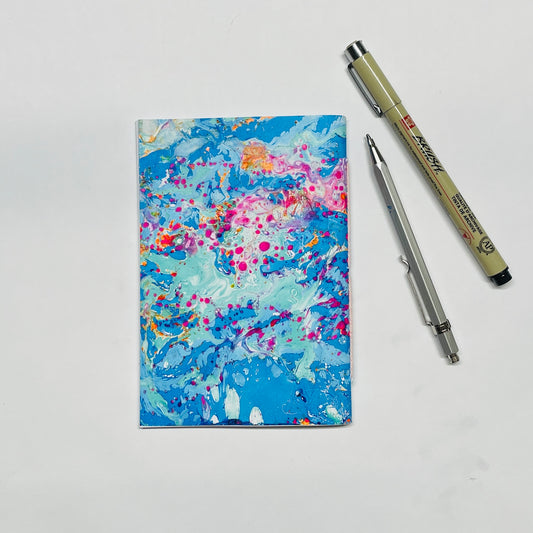 Draufsicht auf Notizbuch A6 in Pink und Blau