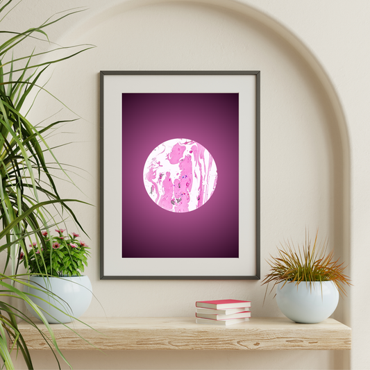 Moderner Kunstdruck mit marmorierter Rundform in Rosa & Lila, gerahmt auf Holzregal