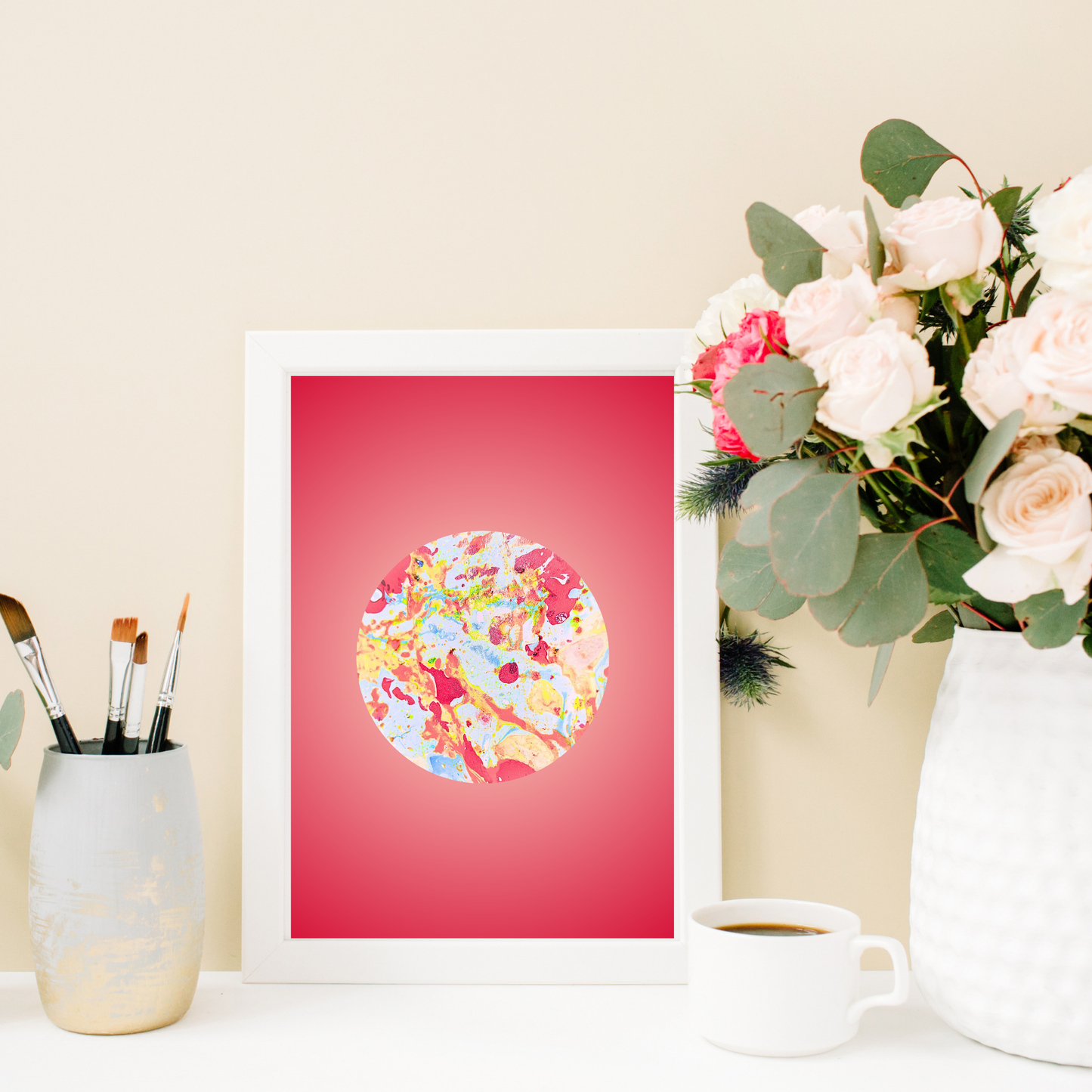 Fine Art Print mit rundem Marmor-Motiv auf rotem Hintergrund, eingerahmt neben Blumen