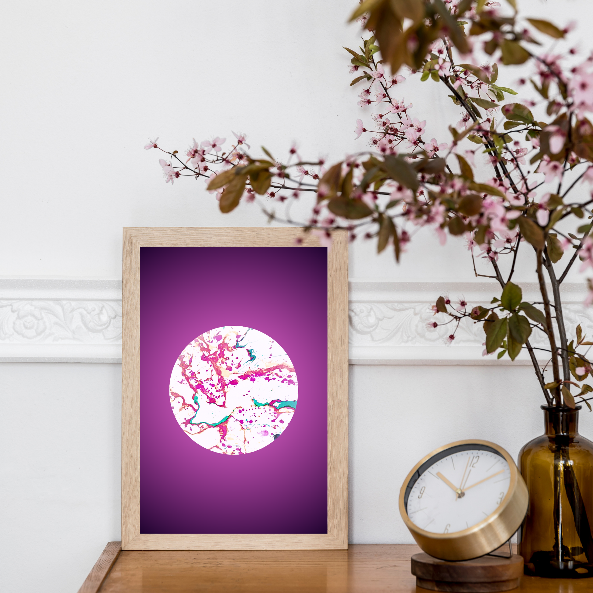Runde Marmorierung in Rosa auf violettem Fine Art Print, gerahmt und elegant arrangiert