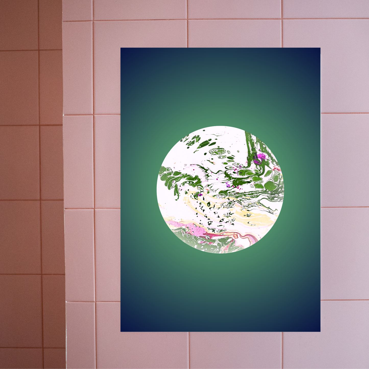 Fine Art Print mit Marmor-Kreis in Grün und Rosa, dekorativ an rosa Fliesenwand