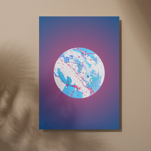 Poster mit marmorierter Rundform auf Farbverlauf in Blau-Violett, an Wand gelehnt