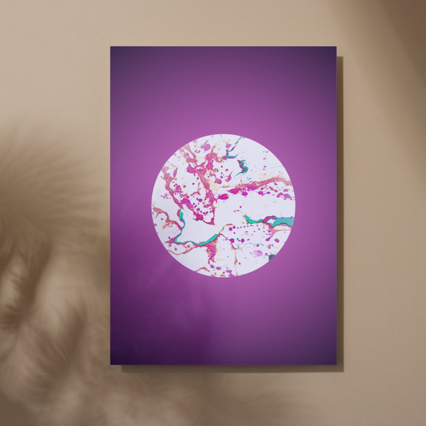 Kunstposter mit runder Marmorstruktur, inspiriert von Blüten, auf farbintensivem Violett
