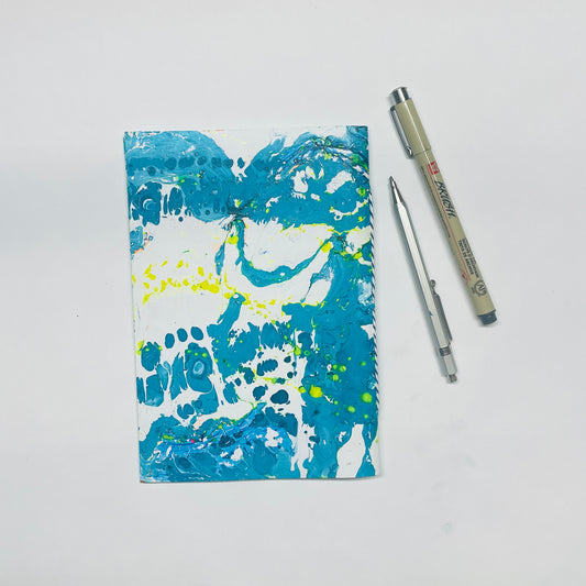 Handgebundenes Notizbuch mit marmoriertem Cover