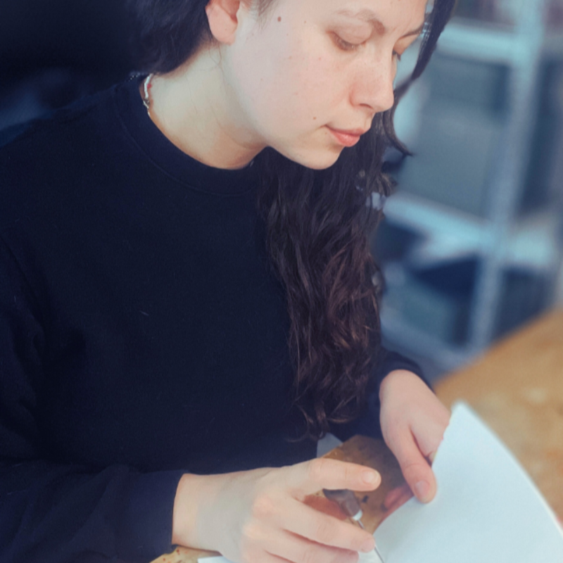 Maychesi bindet Notizbuch im Atelier