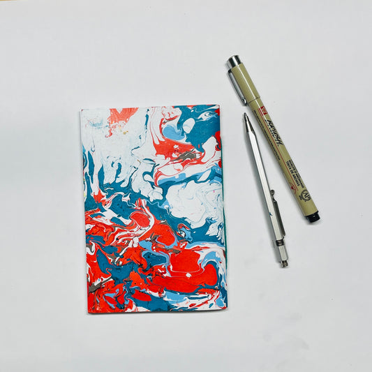 Handgebundenes Notizbuch mit marmoriertem Cover – kreative Papeterie für Planung & Alltag