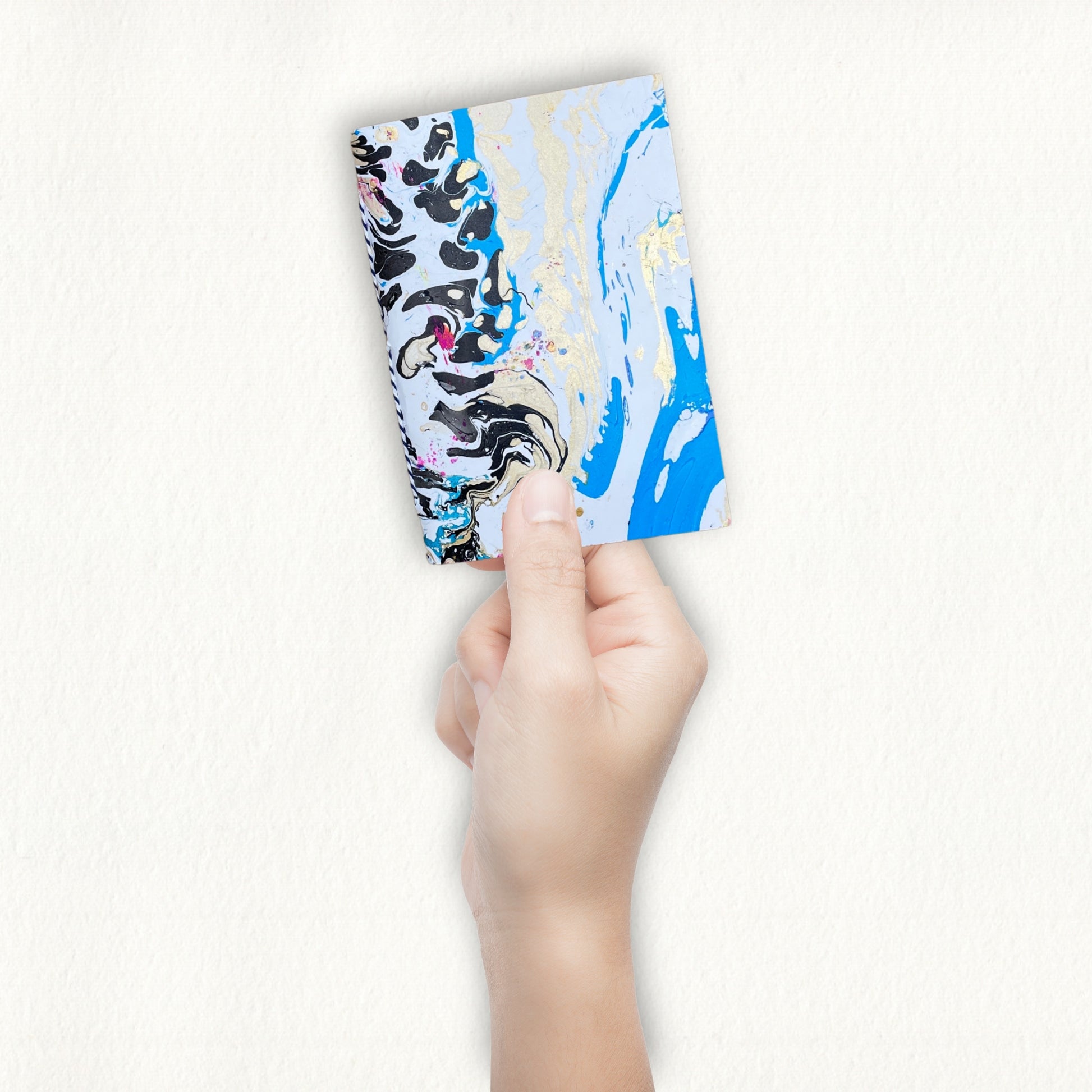 Hand hält das Künstler-Notizbuch Arlen – Inspiration für kreative Gedanken.