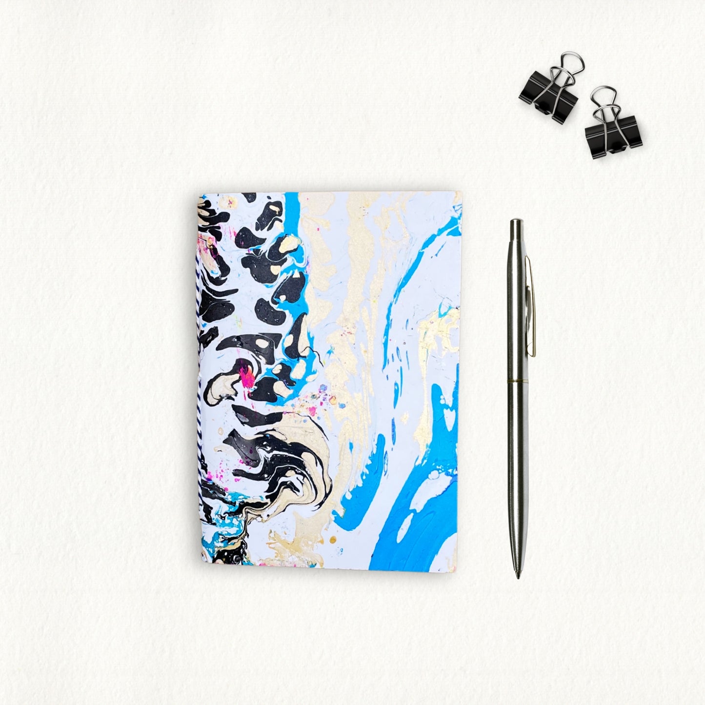 Handgemachtes A6 Notizbuch Arlen mit Blau-Schwarz-Weiß-Gold Marmorierung – Geschenkidee