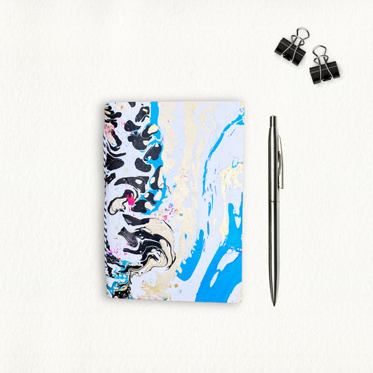 Handgemachtes A6 Notizbuch Arlen mit Blau-Schwarz-Weiß-Gold Marmorierung – Geschenkidee