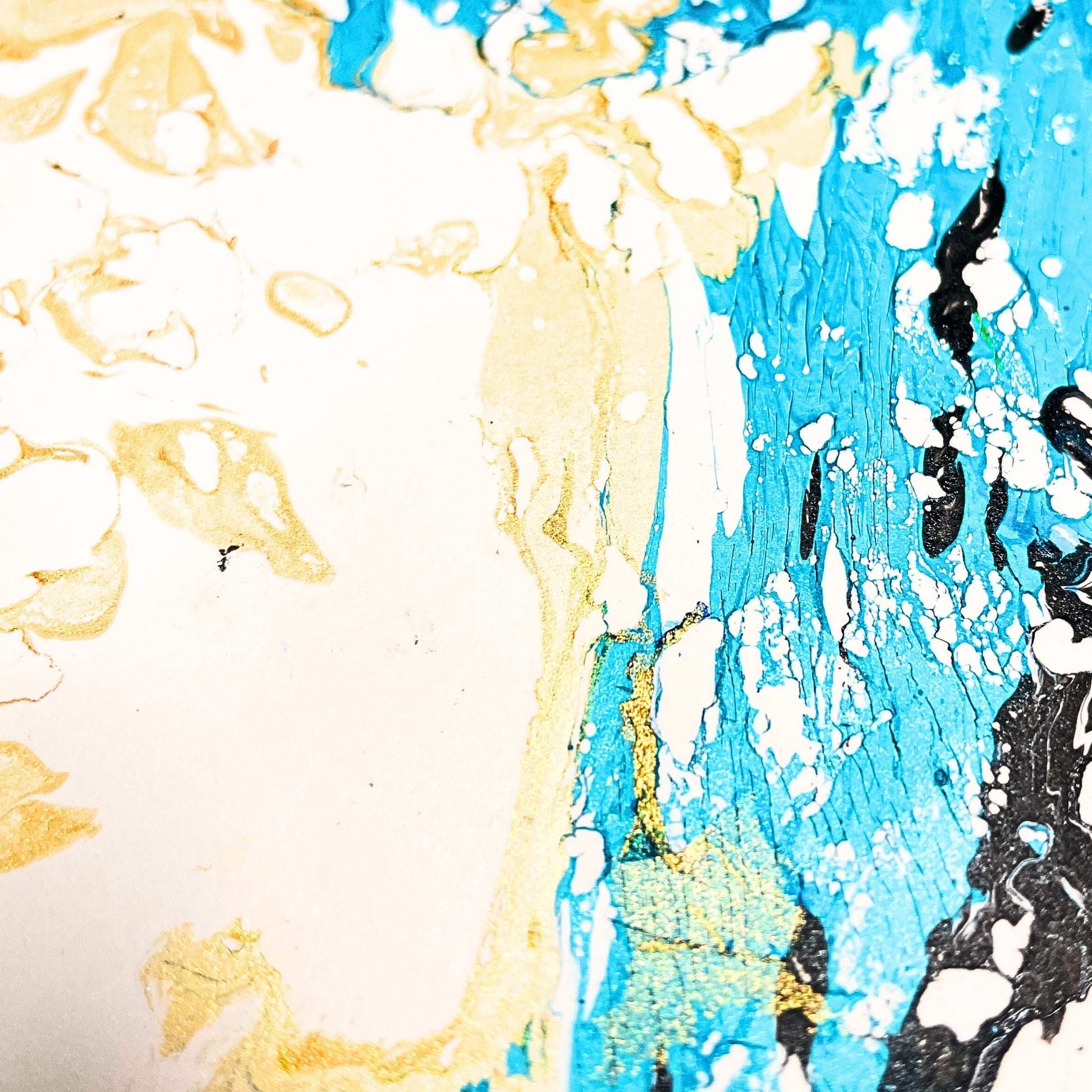 Detailaufnahme – lebendiges Marmormuster in Blau-Weiß-Gold-Schwarz