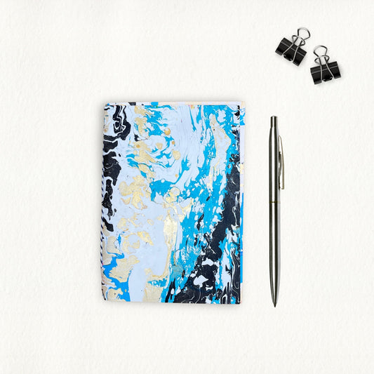 Handgebundenes Notizbuch A6 Arlen mit marmoriertem Cover in Blau, Schwarz und Gold von Maychesi