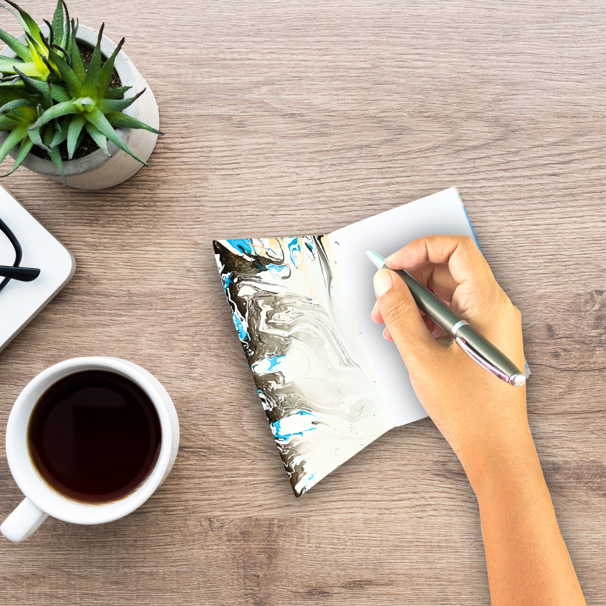 Handgemachtes A6 Notizbuch Arlen mit Hand die schreibt–perfekt für Journaling 