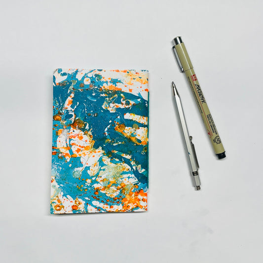 Handgebundenes Notizbuch in A6 mit marmoriertem Cover in blau,orange– kreative Papeterie für Planung & Alltag