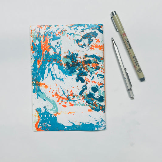 Handgebundenes Notizbuch in A5 mit marmoriertem Cover in Türkis und Orange – kreative Papeterie für Alltag & Planung