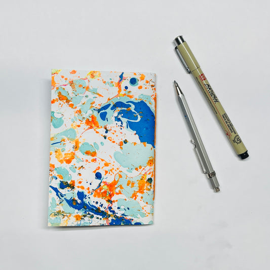 Notizbuch in A6 mit marmoriertem Cover in blau,orange– kreative Papeterie für Planung & Alltag