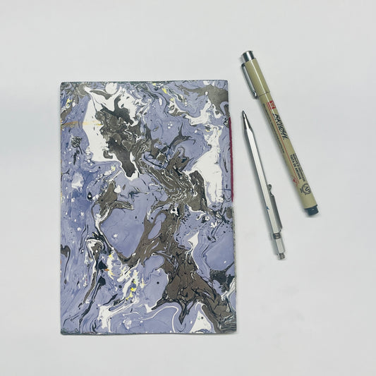 Handgebundenes Notizbuch in B6 mit marmoriertem Cover