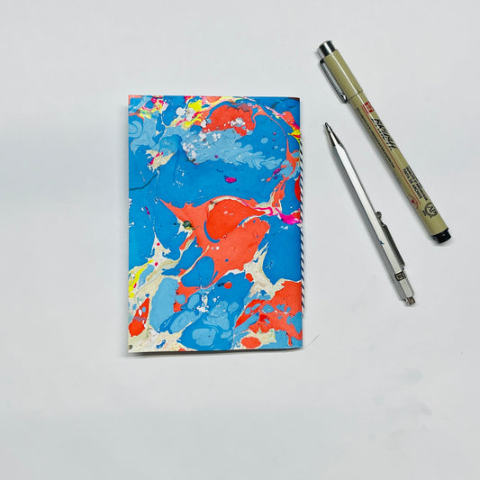 Handgebundenes Notizbuch in mit marmoriertem Cover 